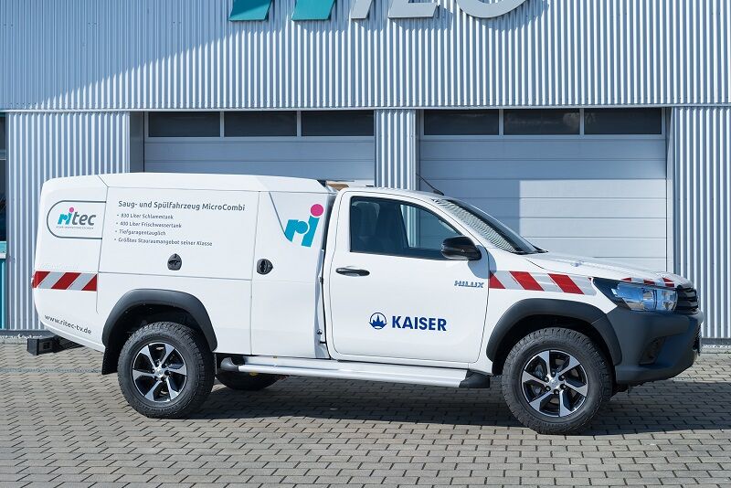 Vacuum- and flusher vehicle