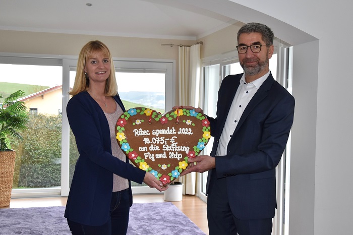 Dona­tion handover to Fly & Help!